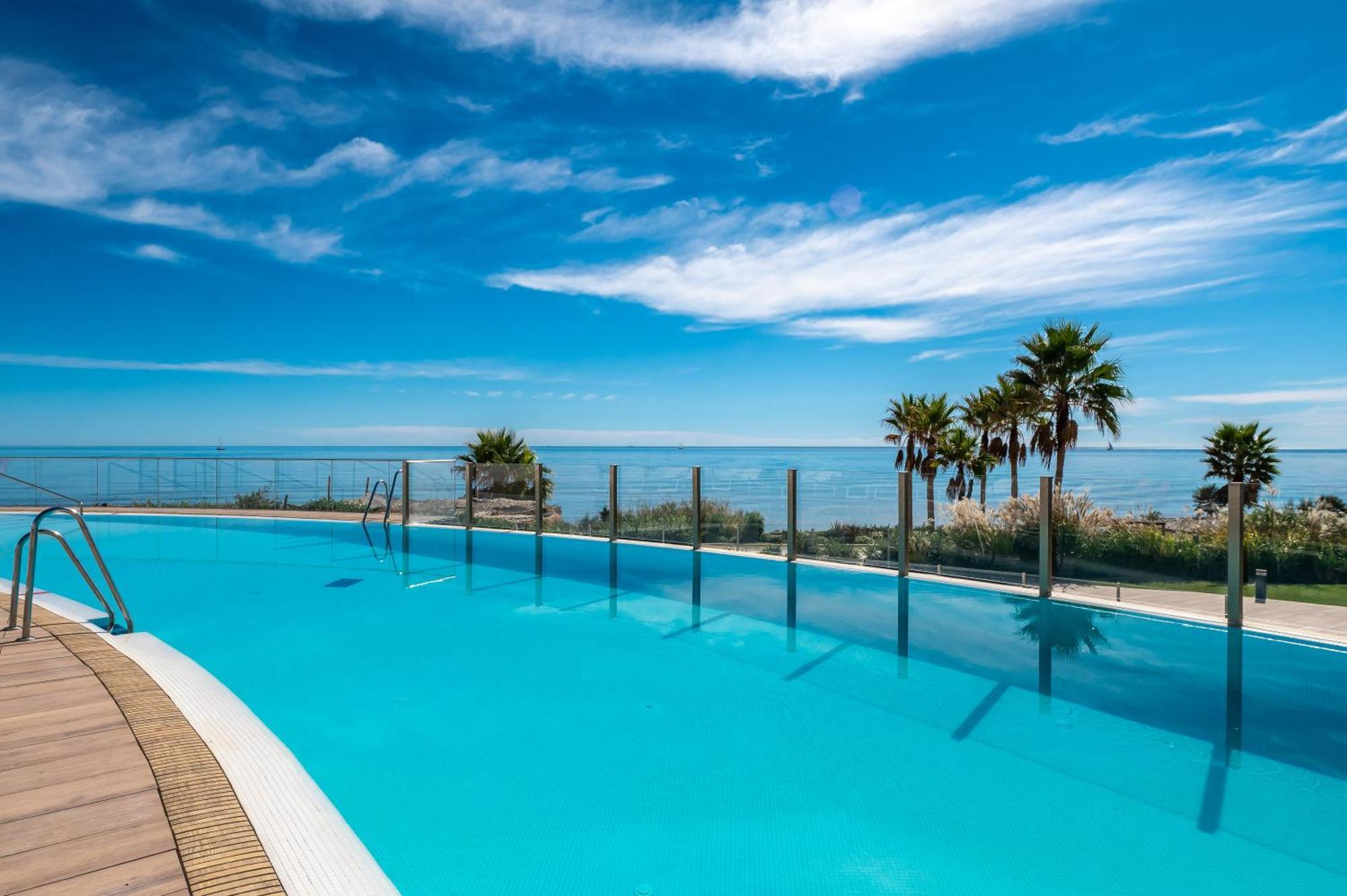 The Edge Apartment Estepona Bagian luar foto