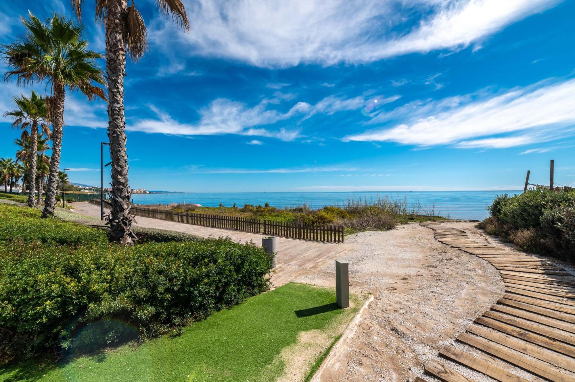 The Edge Apartment Estepona Bagian luar foto