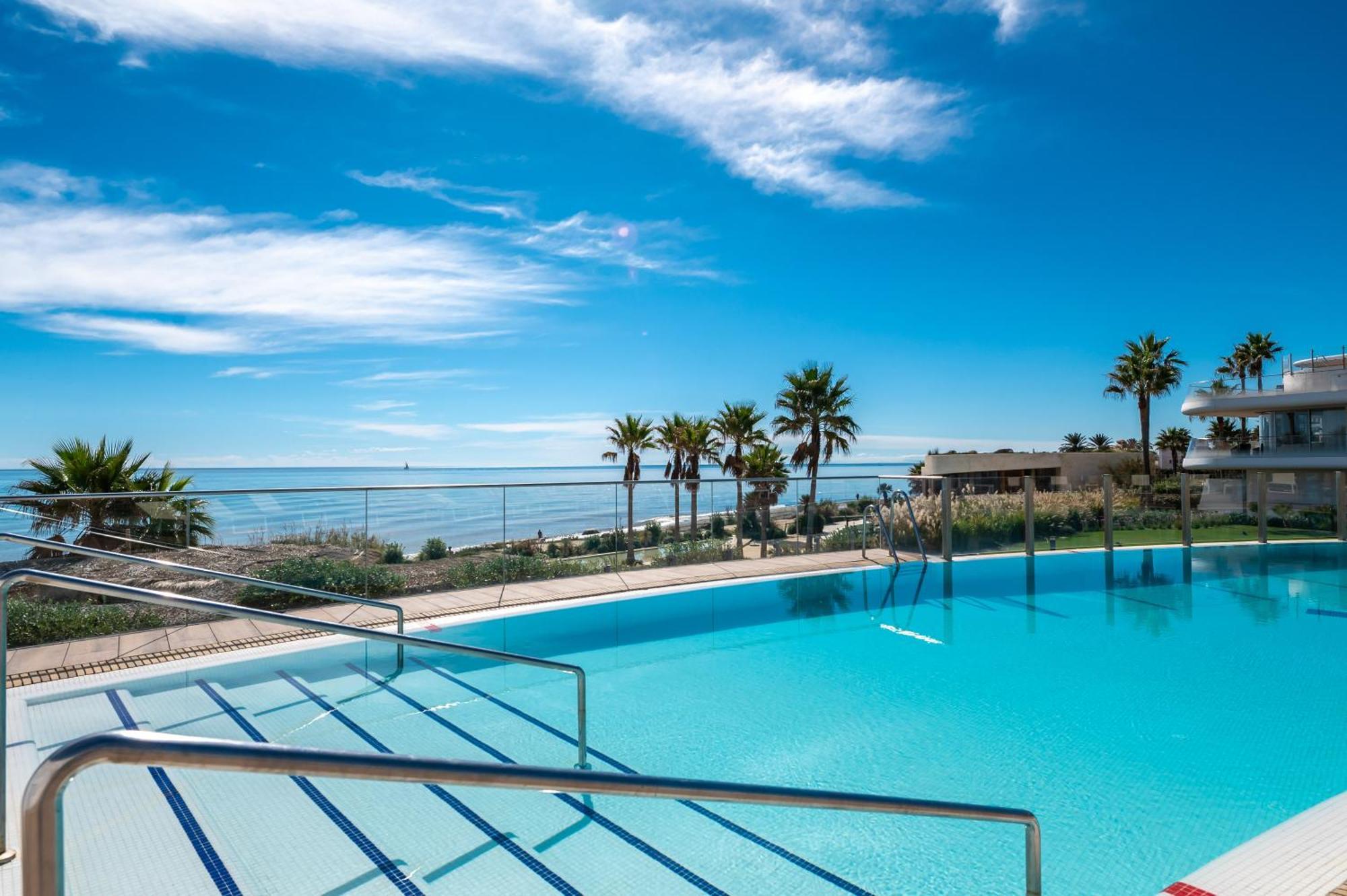 The Edge Apartment Estepona Bagian luar foto